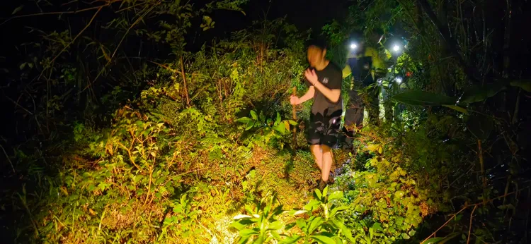 警消搜索約1小時後，順利救出受困的男大生。翻攝照片