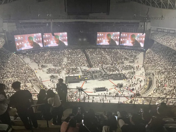 今周杰倫大巨蛋開唱首日，場內粉絲陸續就坐等待開演。王郁惠攝