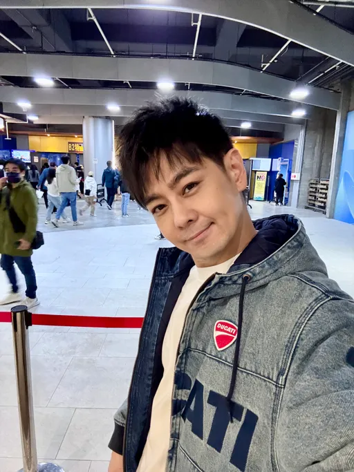 獨家直擊|「不老男神」林志穎全家朝聖周董大巨蛋演唱會 恰遇雙胞胎兒9歲生日想聽《稻香》