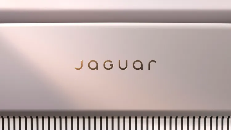 全新品牌標誌（Device mark）運用幾何字母創造出完美的視覺平衡與現代主義的造型，呈現高雅的 Jaguar 品牌標誌。原廠照片