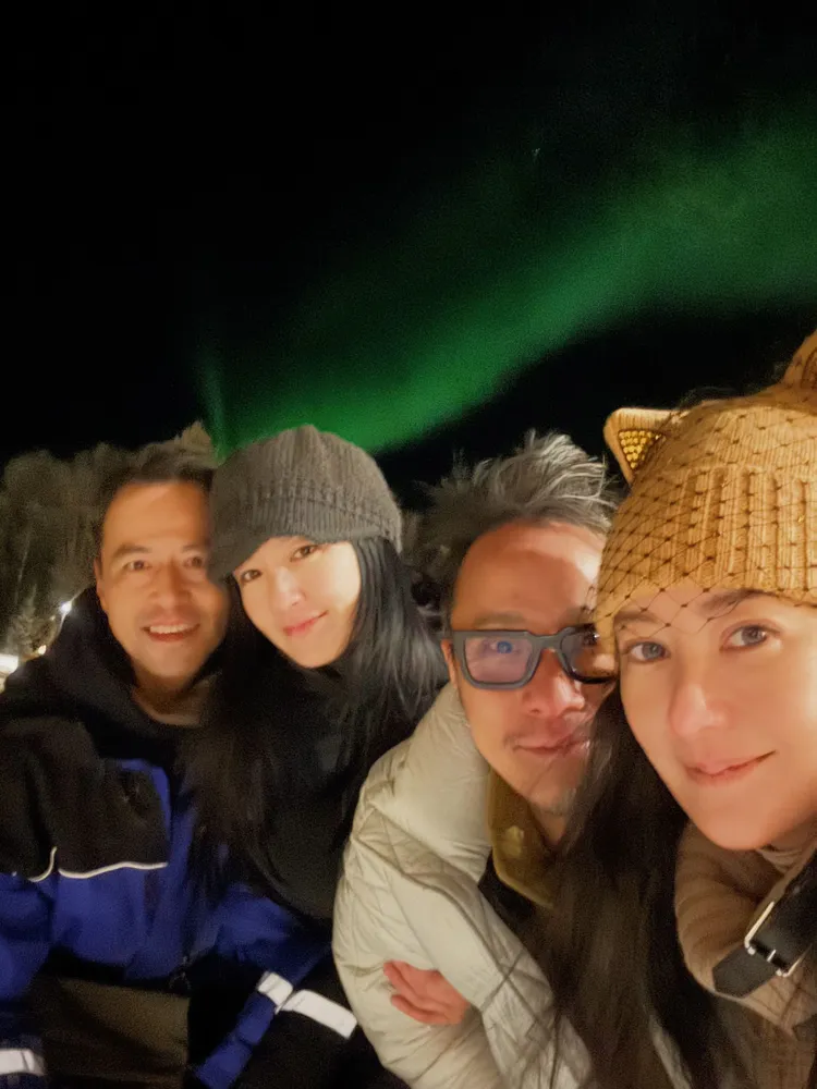 關穎林熙蕾兩對夫妻與極光合影。