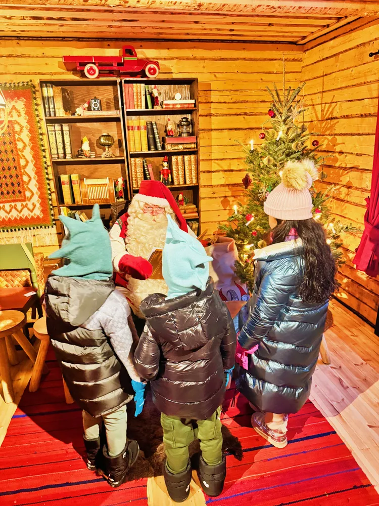 孩子們開心見到聖誕老公公。