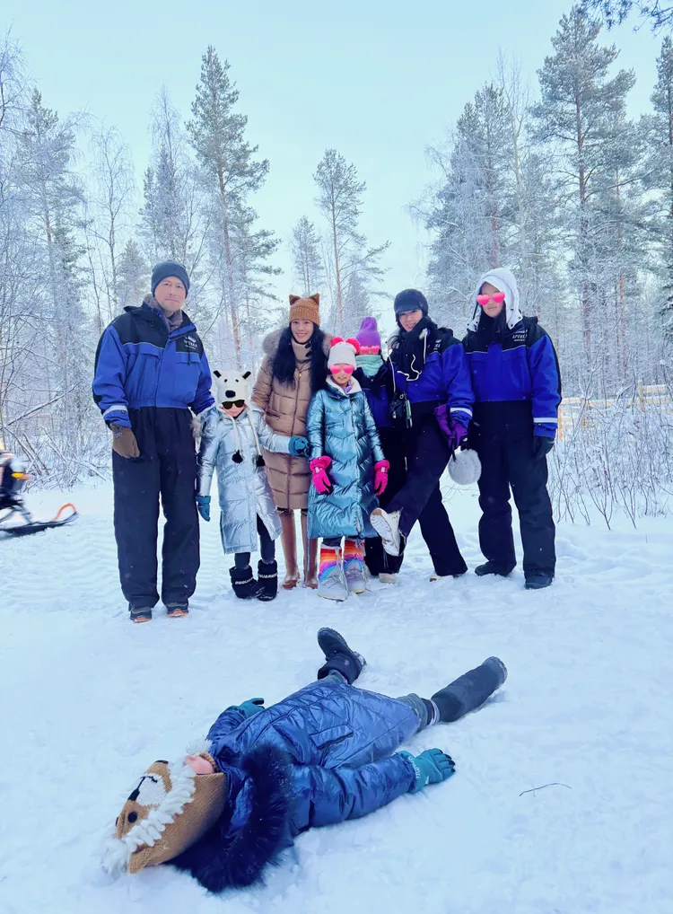 關穎、林熙蕾兩家人在芬蘭玩雪。