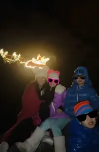 關穎帶孩子見識「飛天聖誕老人」奇景。