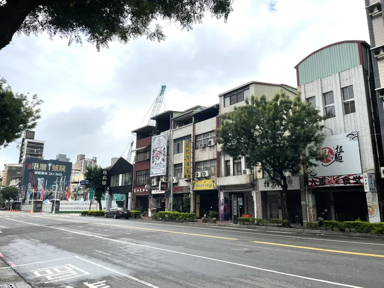 受惠觀光帶動，高流與捷運鹽埕埔站周邊，今年透天店面交易量已相比去年大幅增加超過一倍。台灣房屋提供