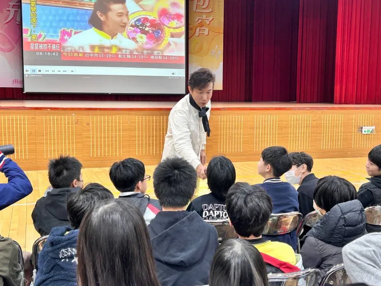 陳鴻與學生互動熱絡。本人提供