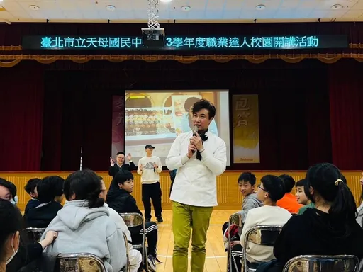 陳鴻赴國中演講 分享烹飪傳遞愛與關懷