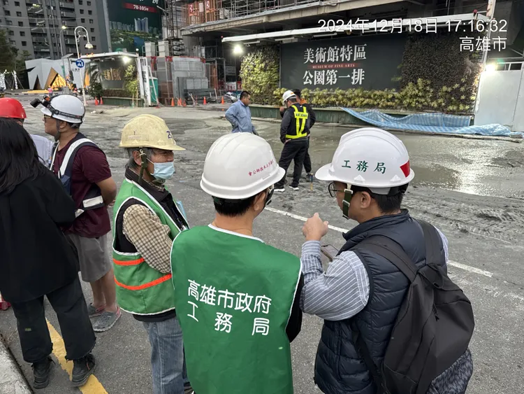 高市鼓山區美術東二路工地人行道下陷，工務局立即要求停工並持續施作連續壁外止水灌漿預防二次災害。工務局提供