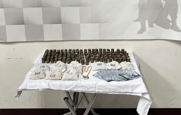 警方在武女家中搜出硬幣、紙鈔、金項鍊，還沒來得及處理就追回。民眾提供
