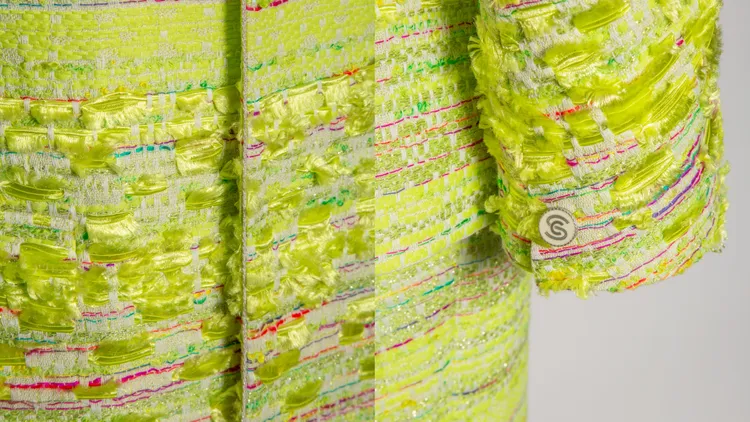 螢光綠流蘇寬緞帶與桃紅織帶編織出生命力。品牌提供