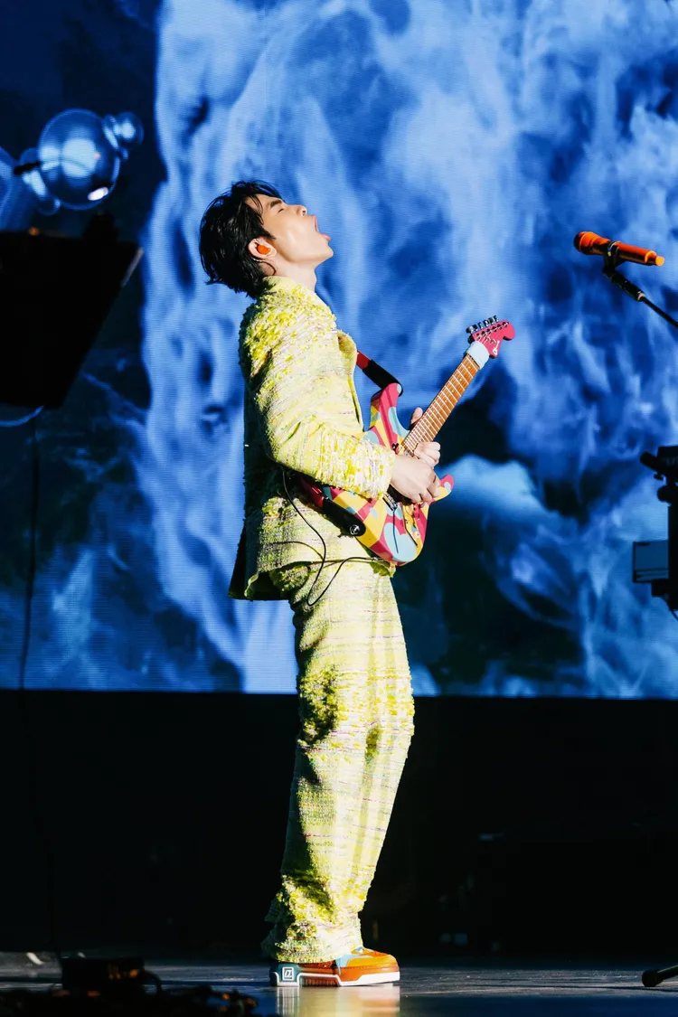 蕭敬騰在世界巡迴演唱會美國聖荷西站身著夏姿打造的螢光綠緞帶毛呢套裝。品牌提供