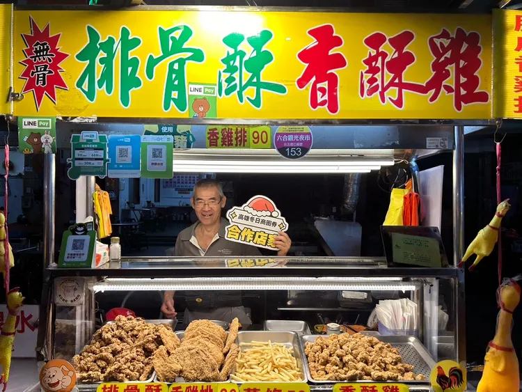 鄰近活動場域中央公園周邊商圈店家已將TWQR立牌放置攤位前準備迎接廣大歌迷到來。經發局提供