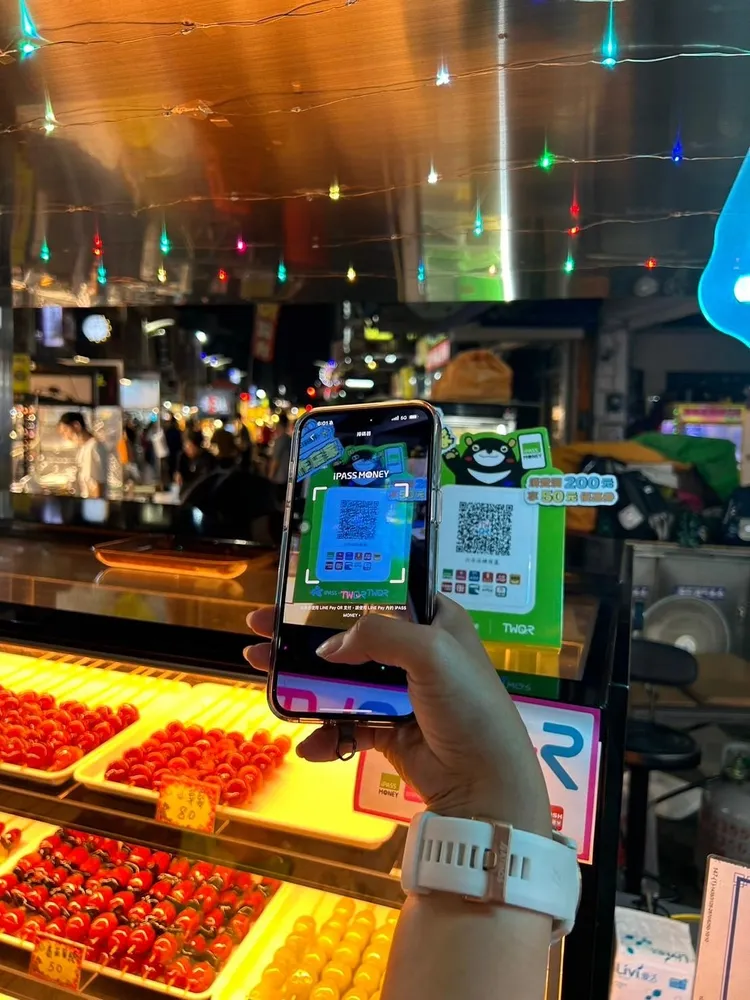 高雄30處商圈合作店家，透過一卡通iPASS MONEY APP刷一卡通TWQR立牌消費滿200元，即可獲得商圈限定「高雄冬日商圈券50元」。經發局提供