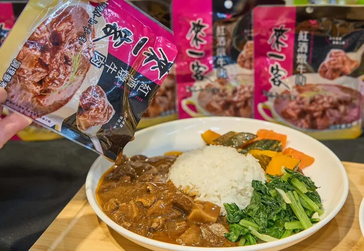 兩款新口味料理包只要簡單微波或隔水加熱即可上桌，搭配白飯、麵條或麵包就可當成一餐。家樂福提供
