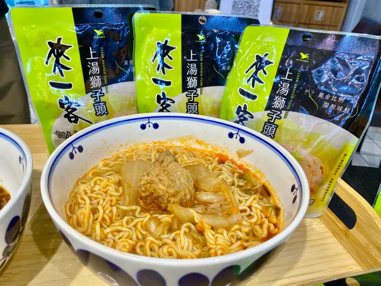 民眾期間於家樂福內湖店購買泡麵後，可再加價49元搭配來一客上湯獅子頭烹調成湯麵。莊偉祺攝