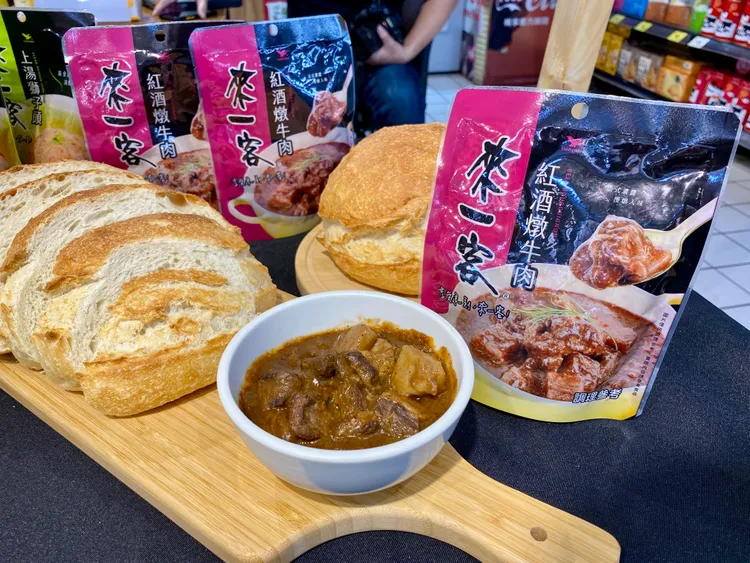 期間於限定店購買兩顆以上法式大圓麵包，就享分切麵包可搭一份來一客紅酒燉牛肉。莊偉祺攝