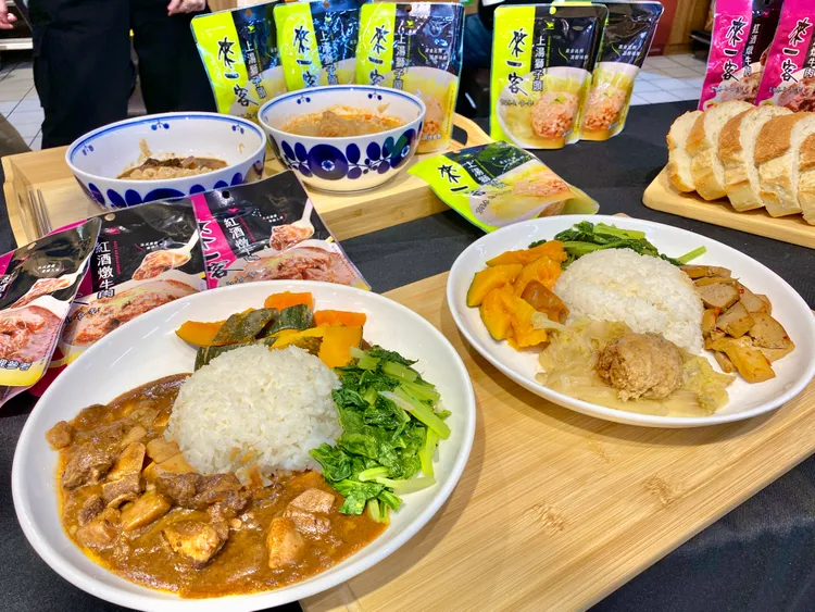 「來一客料理餐」主餐可選擇紅酒燉牛肉或上湯獅子頭，再搭配兩道產銷履歷蔬菜與飯食。莊偉祺攝