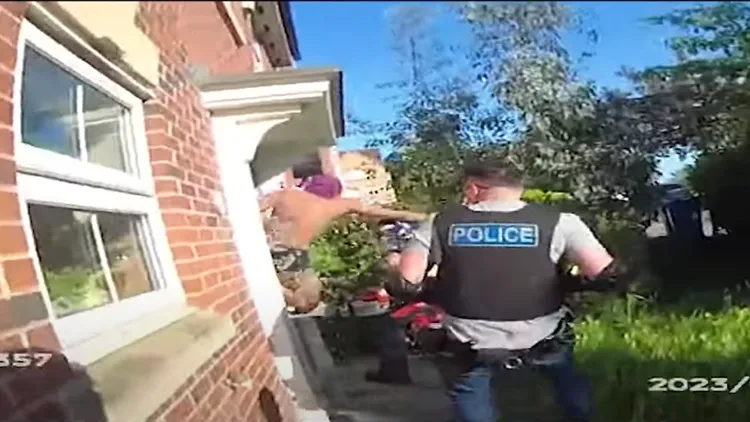 哈魯納試圖從窗戶逃跑。翻攝自《太陽報》