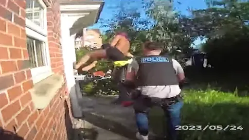 英国警方电锯破门 毒贩竟穿内裤撞破玻璃逃跑