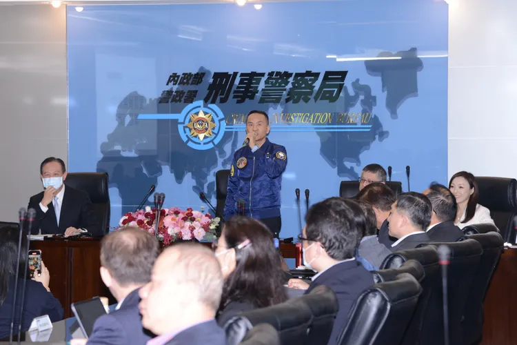 迎合聖誕氣氛，頒發破案獎勵金儀式前，常如山化身歌手高唱拿手經典歌曲，讓氣氛更為輕鬆歡樂。刑事局提供