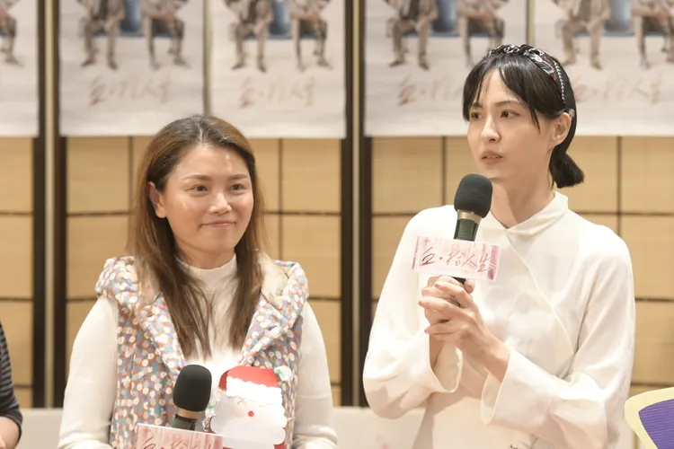 魏蔓（右）與原型角色「李亞倪」同台宣傳。大愛提供