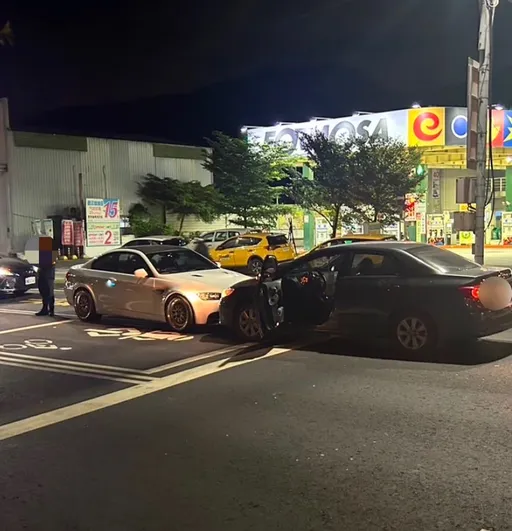 八里男酒駕欲左轉卻逆向!對向車急按喇叭沒效 2車「Kiss」畫面曝光