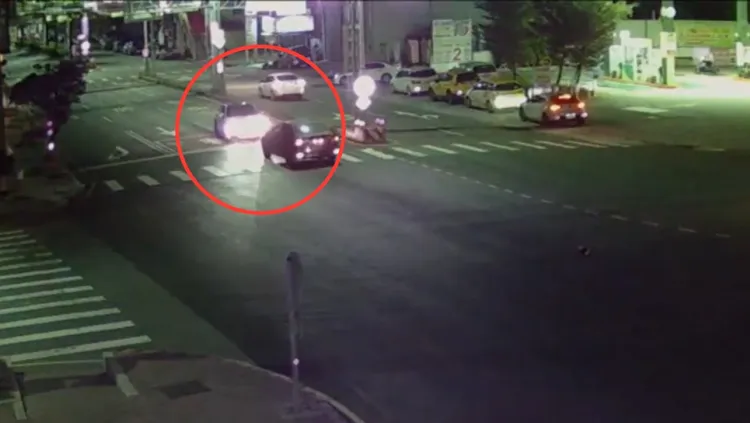 監視器畫面看見黑車提早跨越雙白線左轉，逆向與對向來車面對面碰撞。翻攝畫面