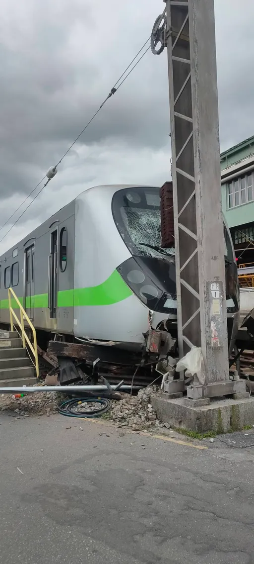 畫面曝光!台鐵EMU900型電聯車花蓮段出意外 撞止衝擋釀車頭毀損