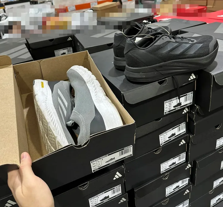 網友在好市多買鞋時，發現鞋子和外盒圖片不同。翻攝「Costco好市多 商品經驗老實說」臉書