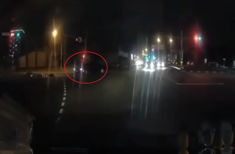 撞傷2名女子的轎車肇事逃逸。翻攝「爆料公社」