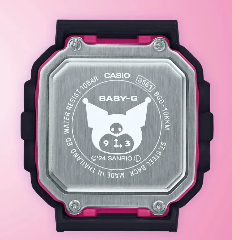 背蓋刻有酷洛米圖樣並以時鐘模樣呈現。品牌提供