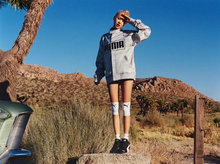 Rosé穿著太空銀Racer鋪棉外套配搭配黑色款SPEEDCAT。品牌提供