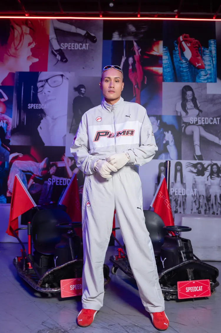 黃宣換上太空銀賽車風風衣外套、長風褲，搭配極速紅SPEEDCAT OG。品牌提供