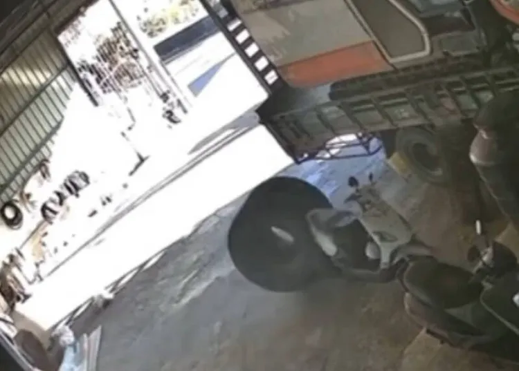 重達300公斤輪胎噴飛到民宅倉庫，撞倒機車才停下。翻社「社會事新聞影音」