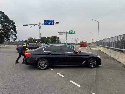 BMW拋錨卡交流道釀塞車 龍潭暖警推車即刻救援