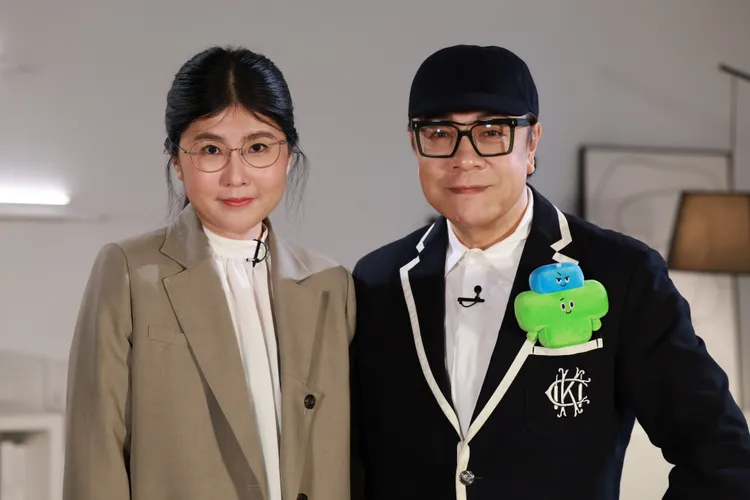 吳曉樂(左)與蔡康永(右)合照。公視提供