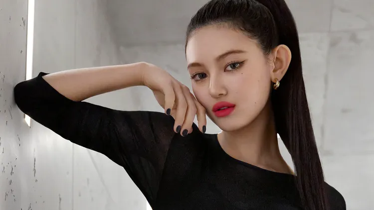 YSL彩妝大使Danielle演繹奢華印記鎖吻霧唇釉。品牌提供