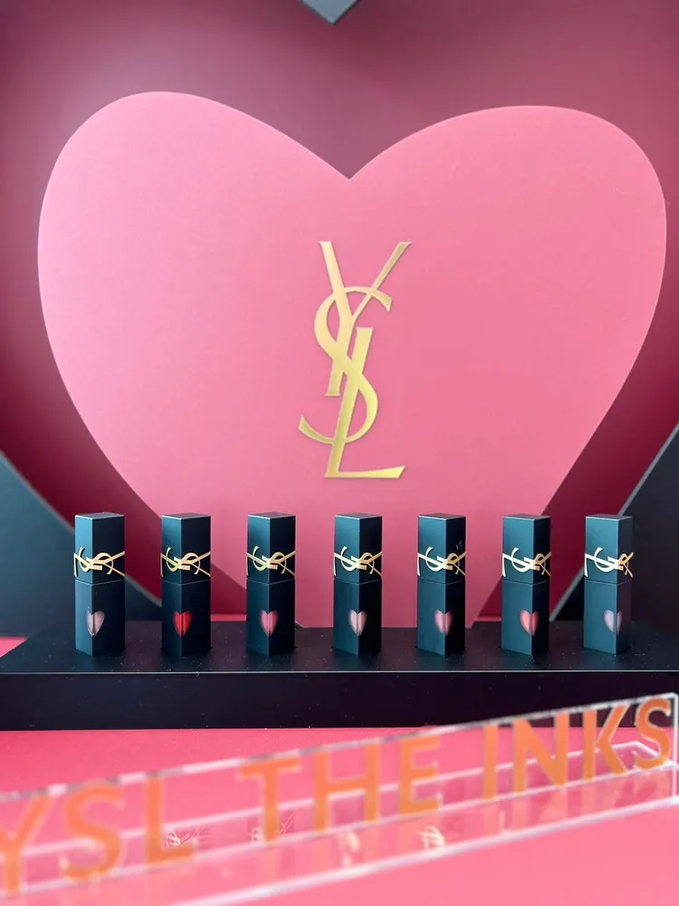 YSL奢華印記鎖吻霧唇釉，共有7色選，1650元。品牌提供