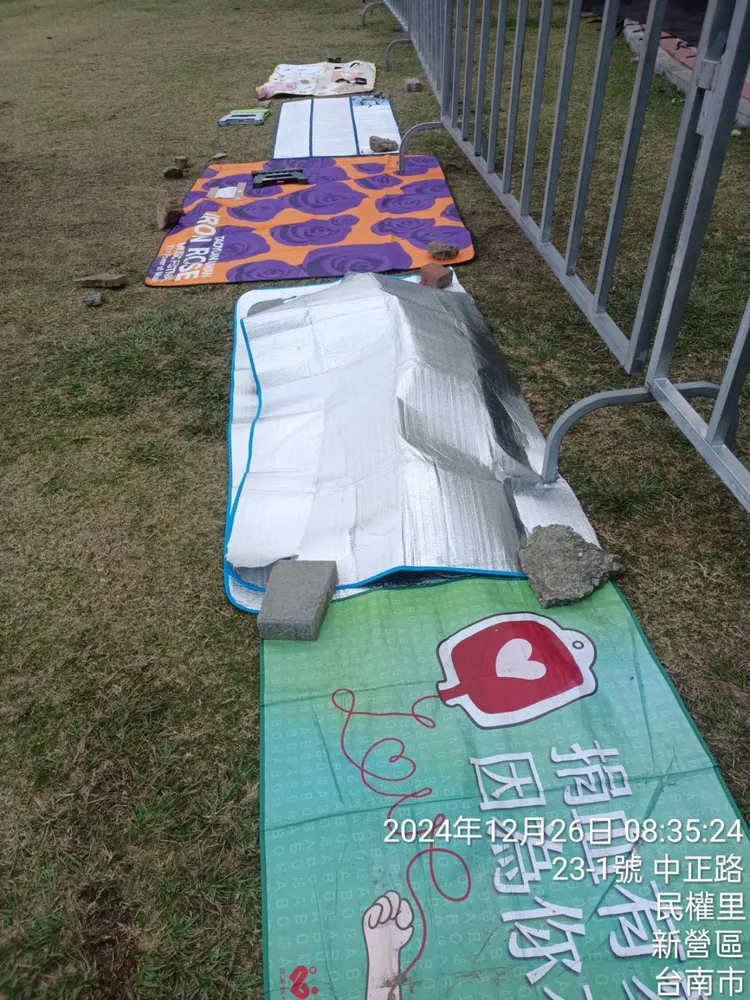 目前已有鐵粉搶佔前排位置，主辦單位28日一早將進行清場。民眾提供