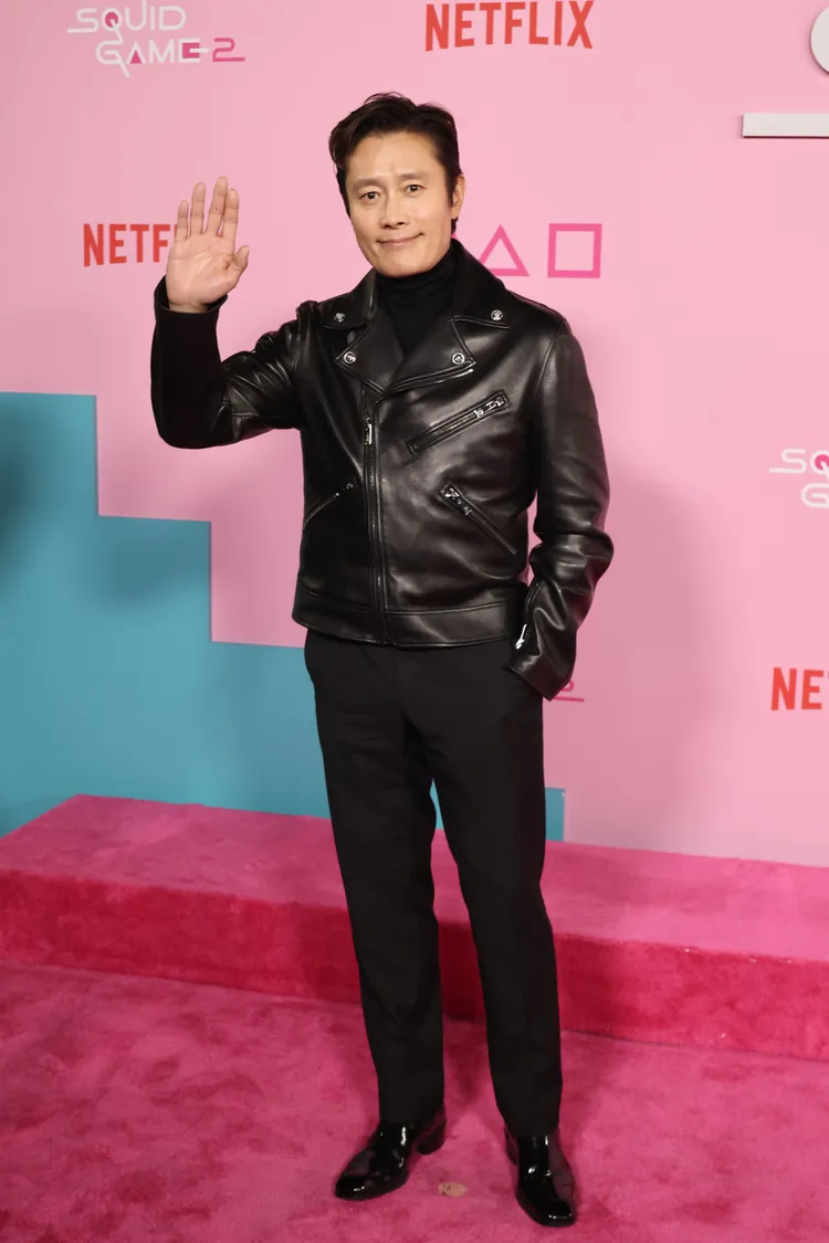 李炳憲穿著VERSACE黑色皮革機車外套展現型男帥樣。品牌提供