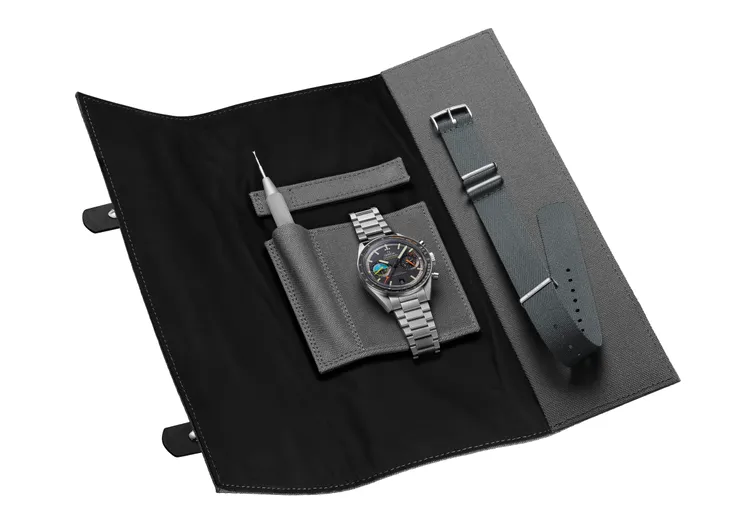 OMEGA Speedmaster Pilot超霸飛行員腕錶，40.85mm，不鏽鋼錶殼，黑色錶盤，不鏽鋼錶鍊，歐米茄9900自動上鍊機芯，動力儲存60小時，防水深度100米，31萬3000元。品牌提供
