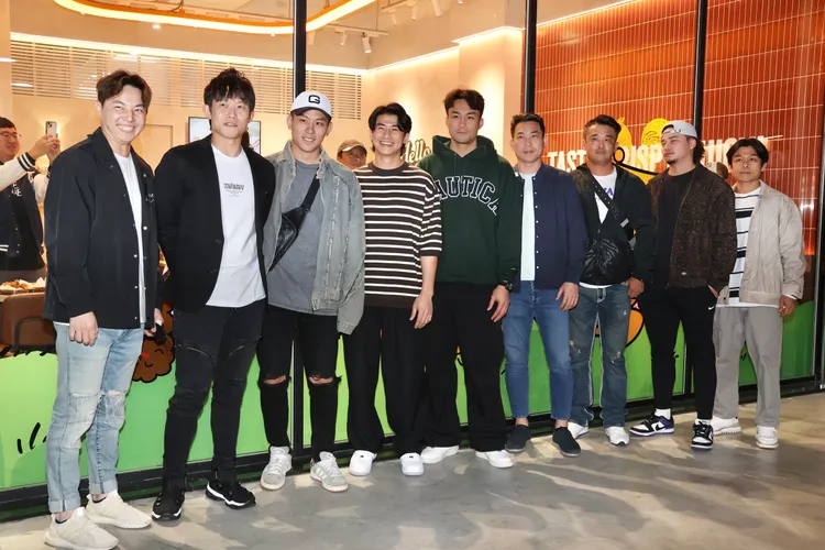 12強英雄郭俊麟（左起）、陳冠宇、戴培峰、陳傑憲、潘傑楷、林岳平、張建銘、林凱威。莊宗達攝