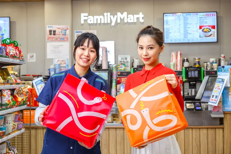 2025年開運福袋限量6萬組，每袋售價249元。全家提供