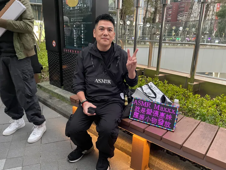 鐵粉簡先生自製收藏小卡與粉絲分享。王郁惠攝