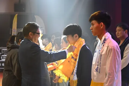 竹縣成年禮活力滿滿! 楊文科授客家智慧巾加冕青年迎挑戰