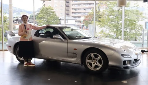 8旬「跑車阿嬤」退出江湖!原廠霸氣接手25歲經典老車