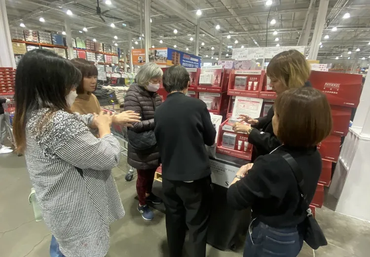 ▲ 好市多現場提供試用品讓會員試擦，吸引大批民眾停留。