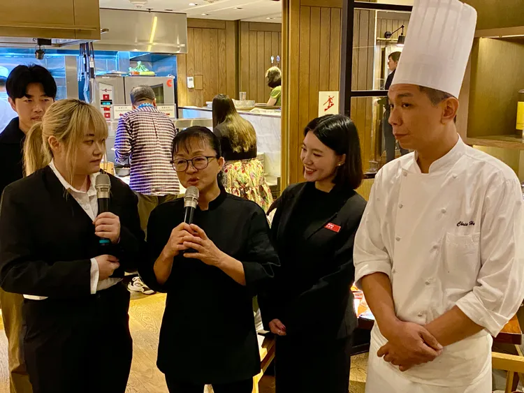 台北君悅特別邀來《黑白大廚》節目中校園學餐名廚李美英來台（左起2），與館內吃到飽餐廳凱菲屋團隊合作。莊偉祺攝