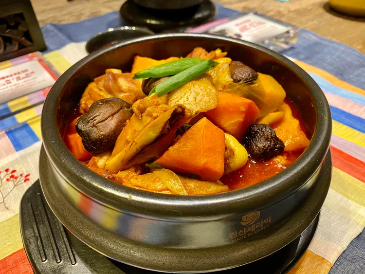 安東燉雞。莊偉祺攝