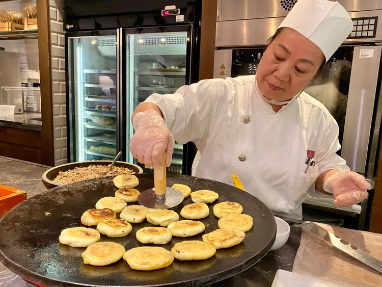 現場製作韓式糖餅。莊偉祺攝